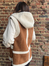 Charger l'image dans la galerie, Veste camel sans manches à capuche moumoute