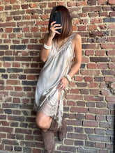 Charger l'image dans la galerie, Robe Asymétrique beige