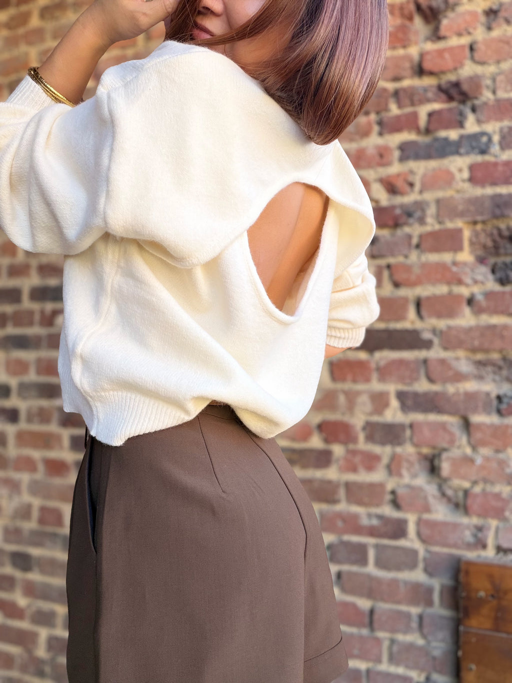 Pull écru avec détail ouvert dans le dos