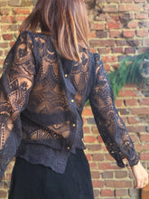 Charger l&#39;image dans la galerie, Blouse transparente noire effet dentelle
