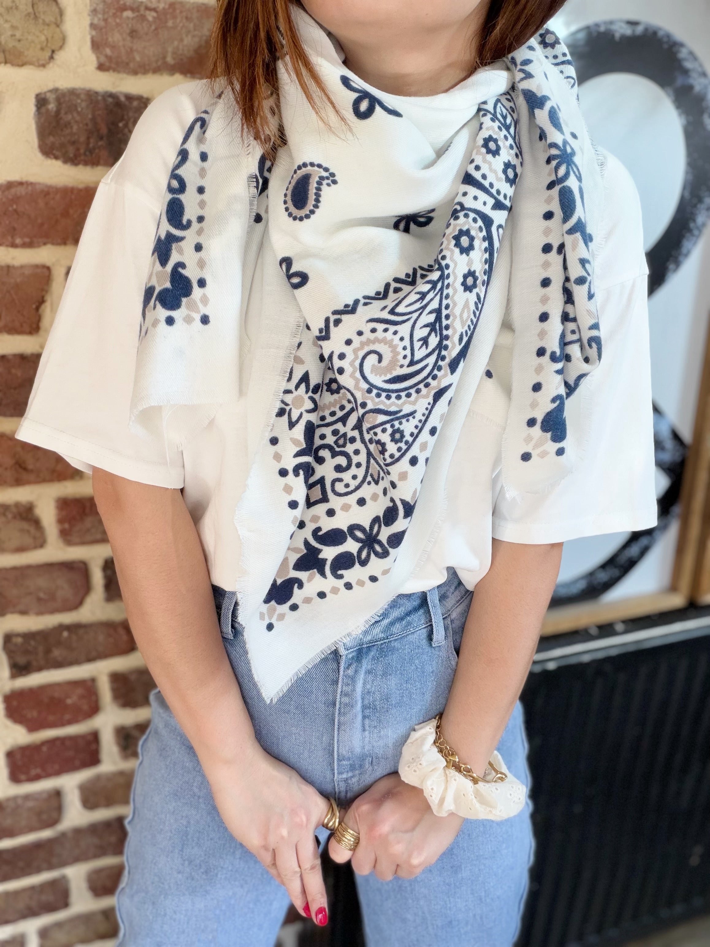 Foulard bleu et écru