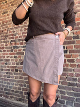 Charger l&#39;image dans la galerie, Jupe short taupe
