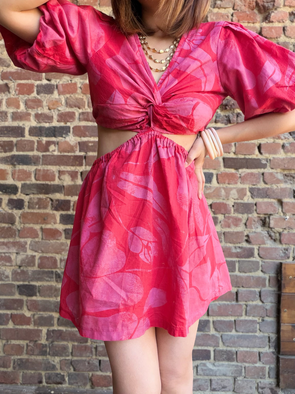 Robe rouge nœud à l’avant ouverte sur les hanches