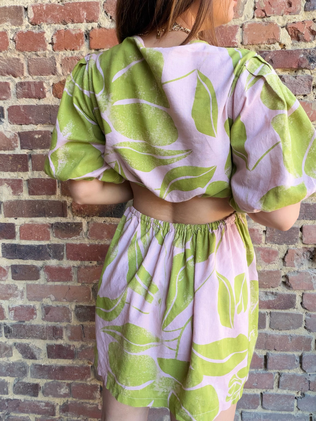 Robe rose nœud à l’avant ouverte sur les hanches