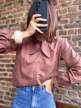 Charger l&#39;image dans la galerie, Chemise choco à noeud
