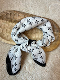 Foulard blanc et noir