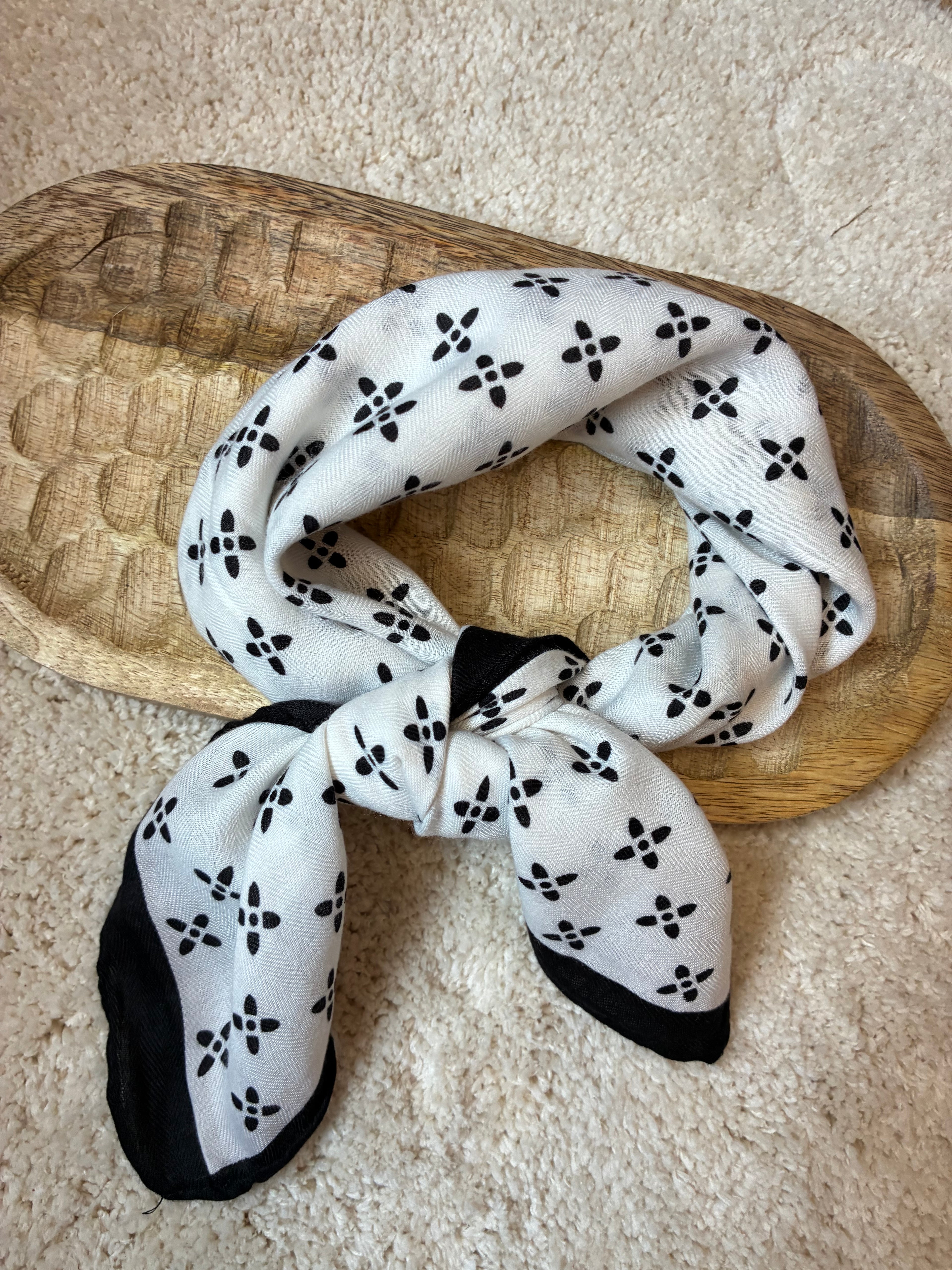 Foulard blanc et noir