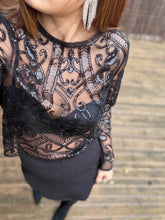 Charger l&#39;image dans la galerie, Blouse transparente noire à strass et perles
