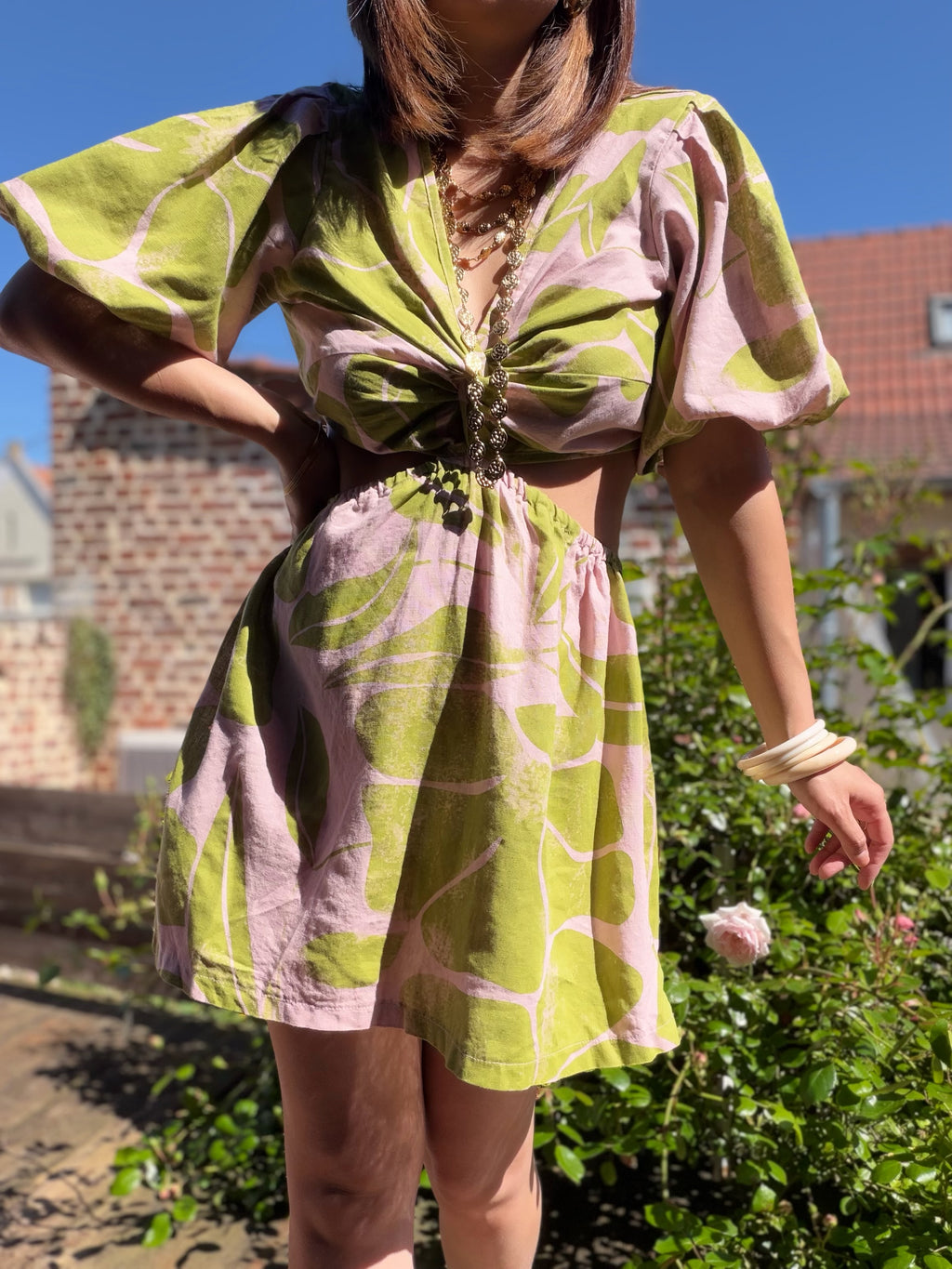 Robe rose nœud à l’avant ouverte sur les hanches