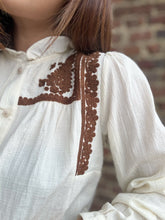 Charger l&#39;image dans la galerie, Chemisier écru &amp; camel
