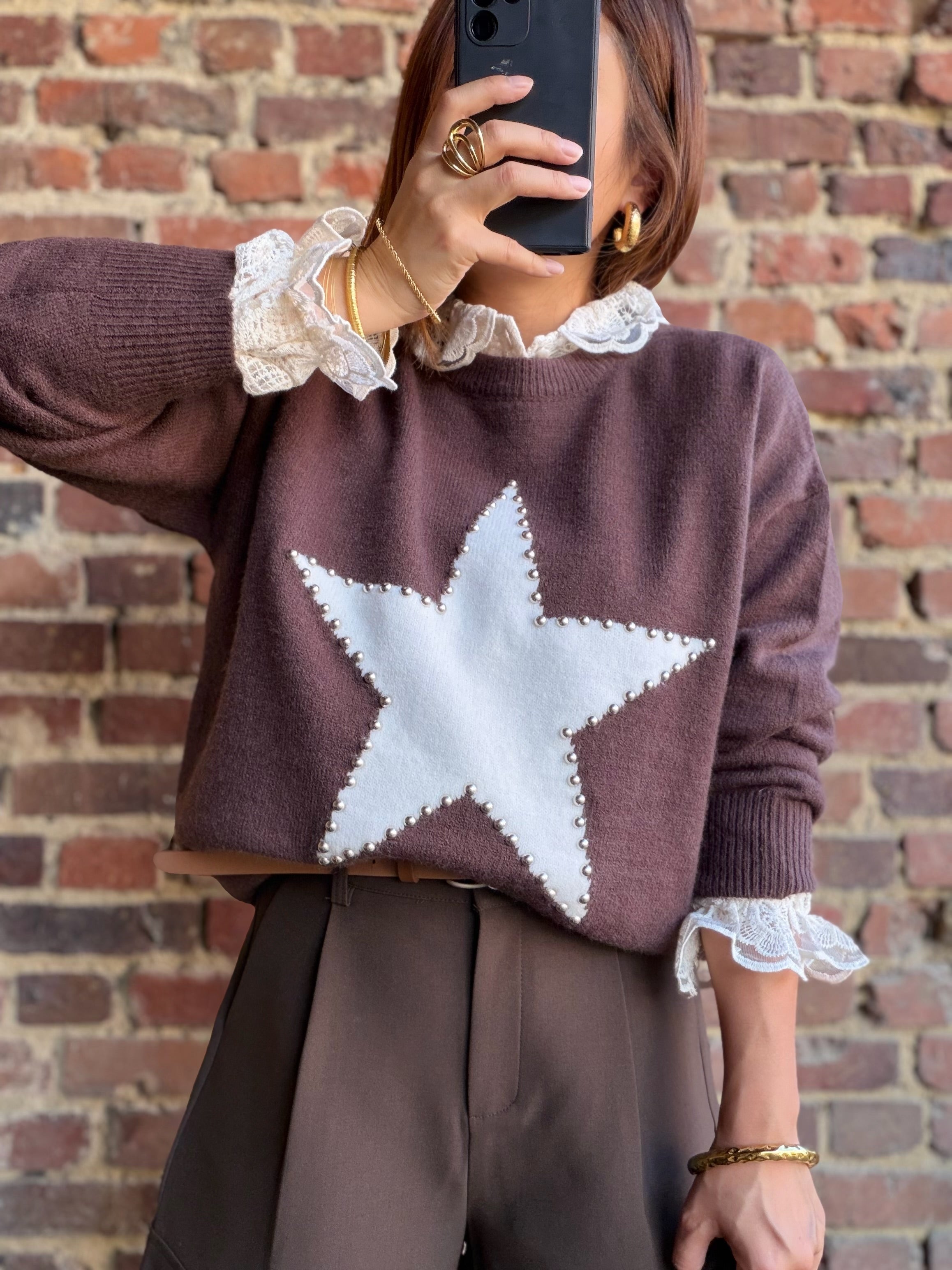 Pull choco motif étoile avec des clous gris « Chemisier d’intérieur non compris. »
