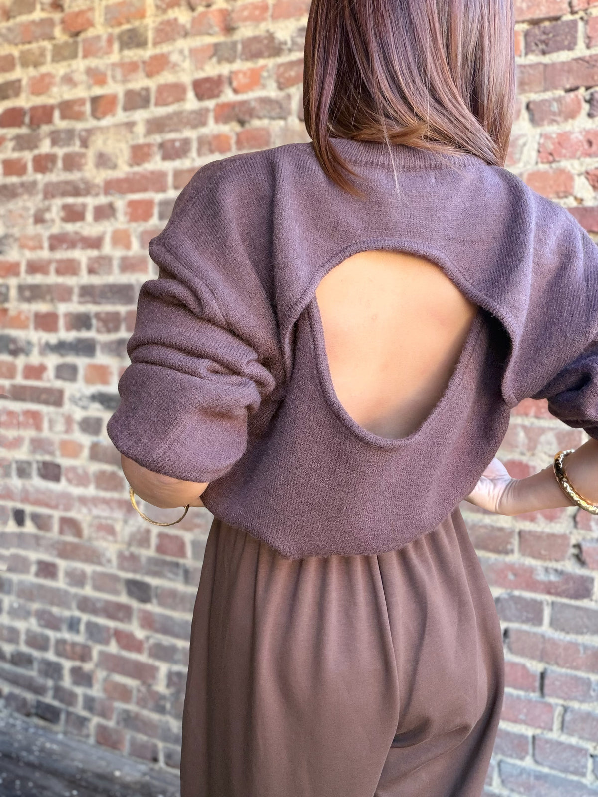 Pull bordeaux avec détail ouvert dans le dos