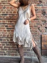 Charger l&#39;image dans la galerie, Robe Asymétrique beige
