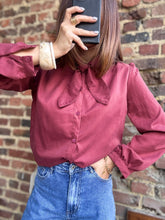 Charger l&#39;image dans la galerie, Chemise bordeaux à noeud
