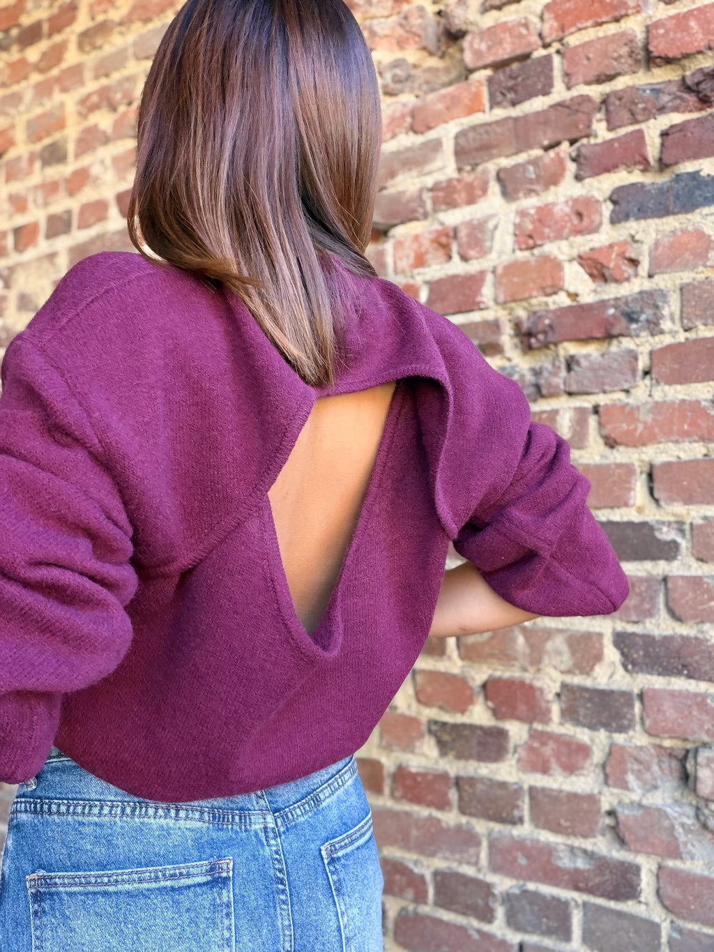 Pull bordeaux avec détail ouvert dans le dos