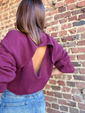 Pull bordeaux avec détail ouvert dans le dos