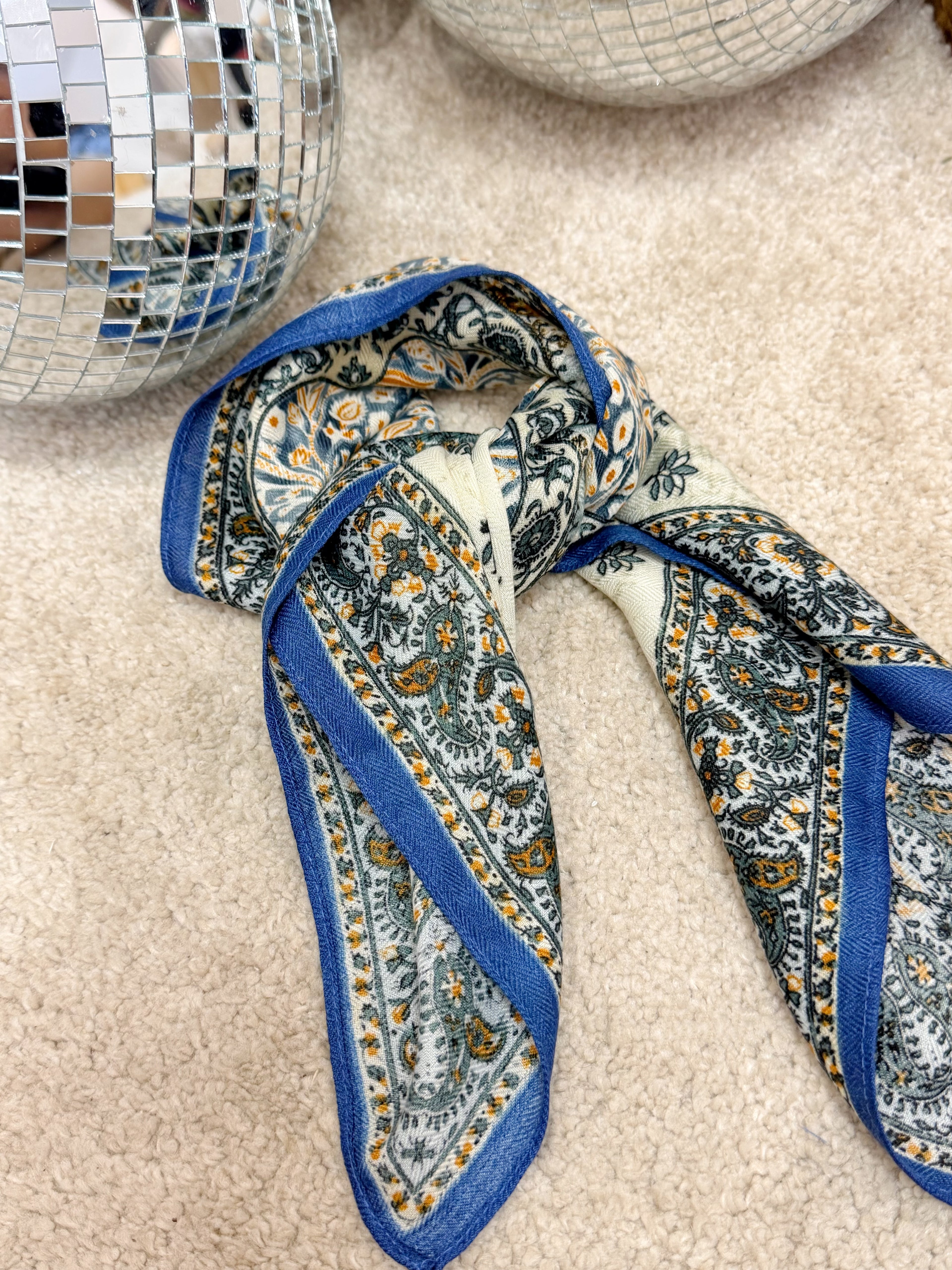 Foulard bleu et jaune