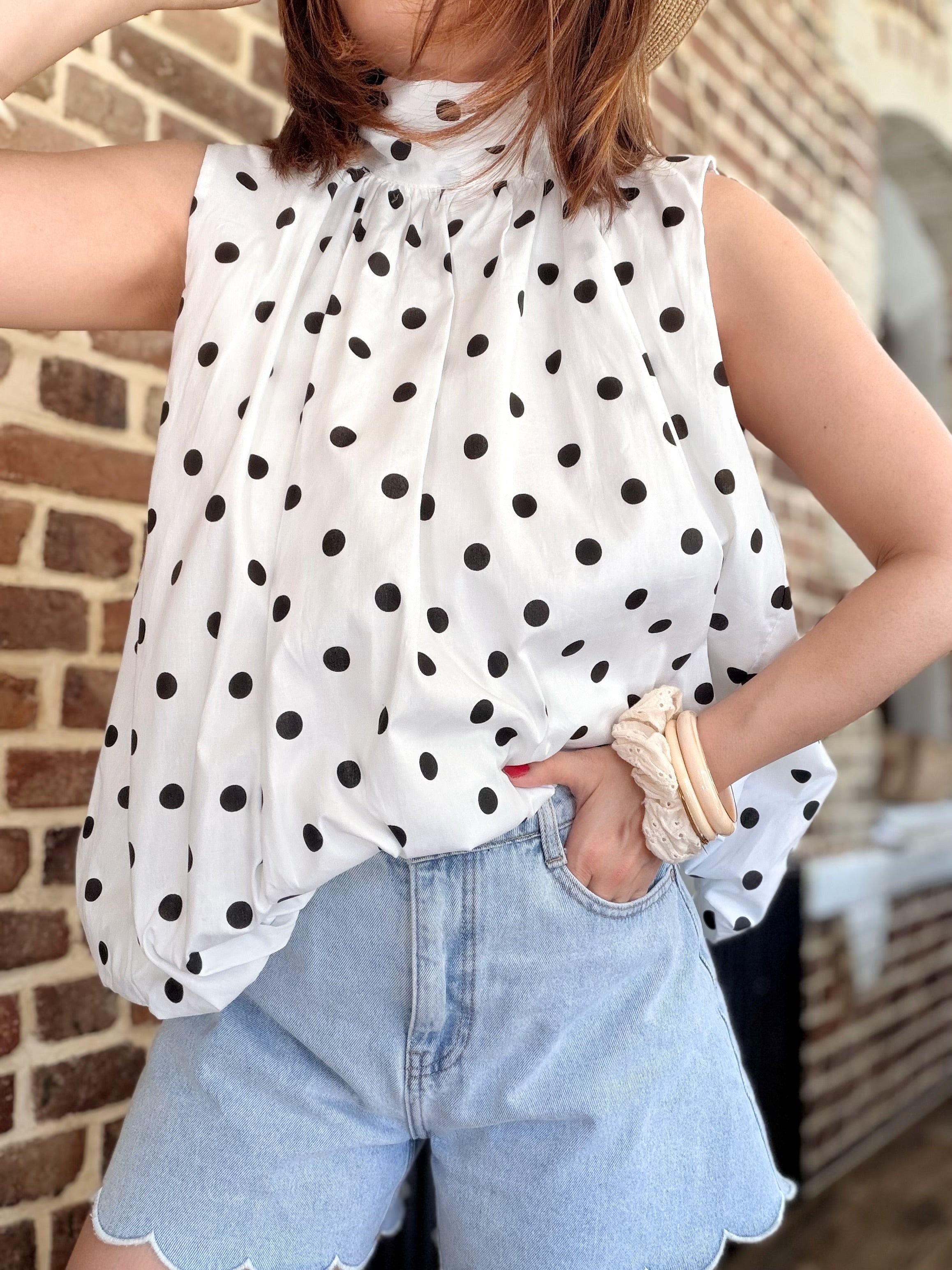 Top blanc à pois et à noeud