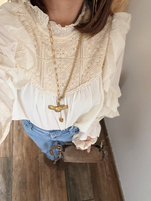 Blouse écrue volantée
