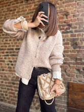 Charger l&#39;image dans la galerie, Gilet beige avec broches en forme de cœur
