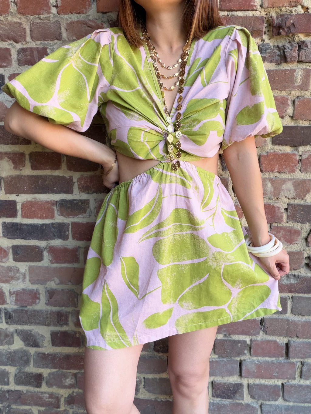 Robe rose nœud à l’avant ouverte sur les hanches