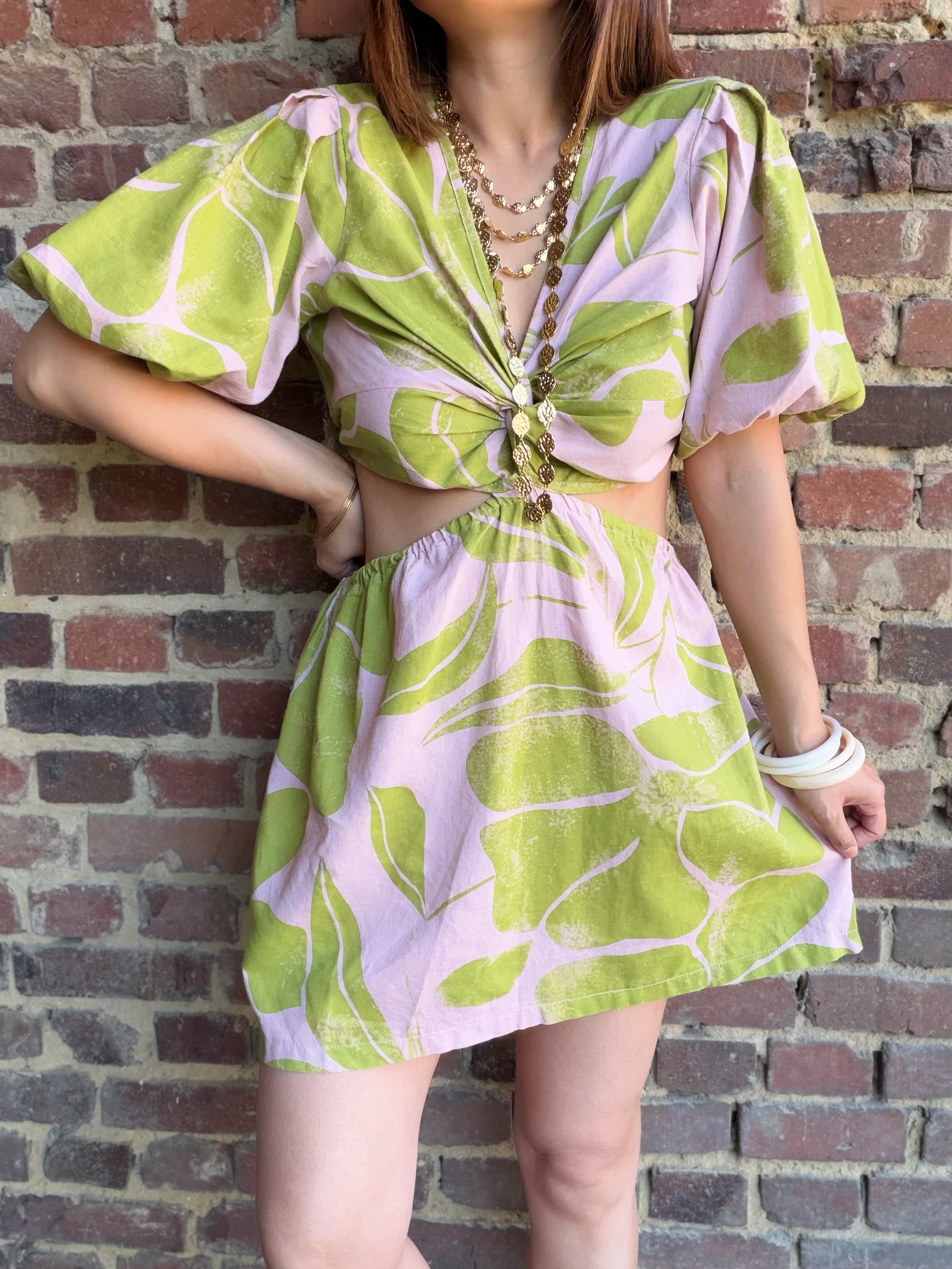 Robe rose nœud à l’avant ouverte sur les hanches