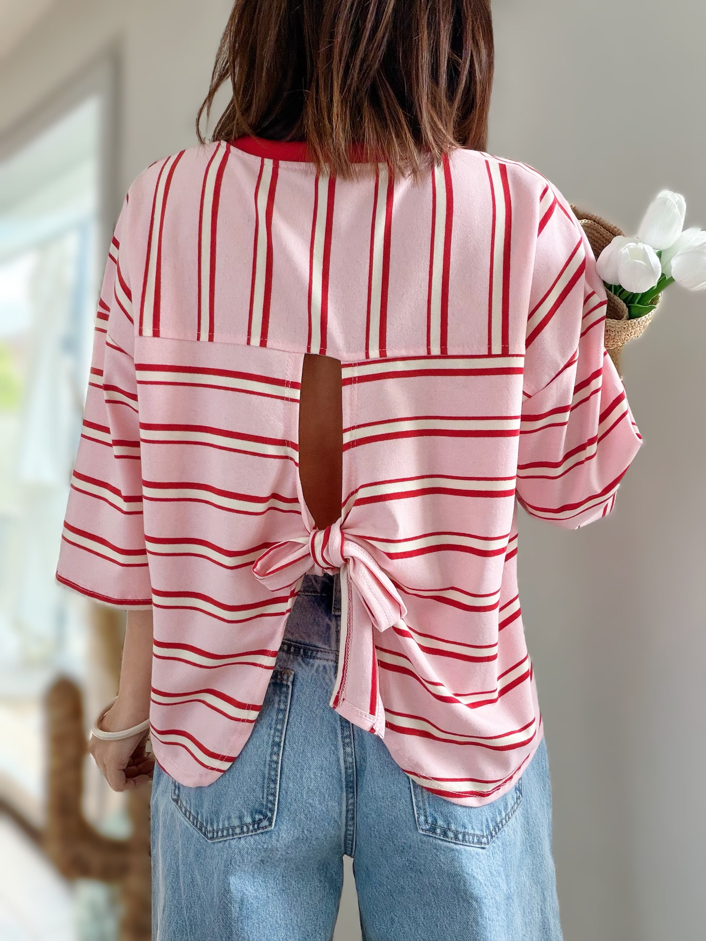 T-shirt rose à rayures rouges