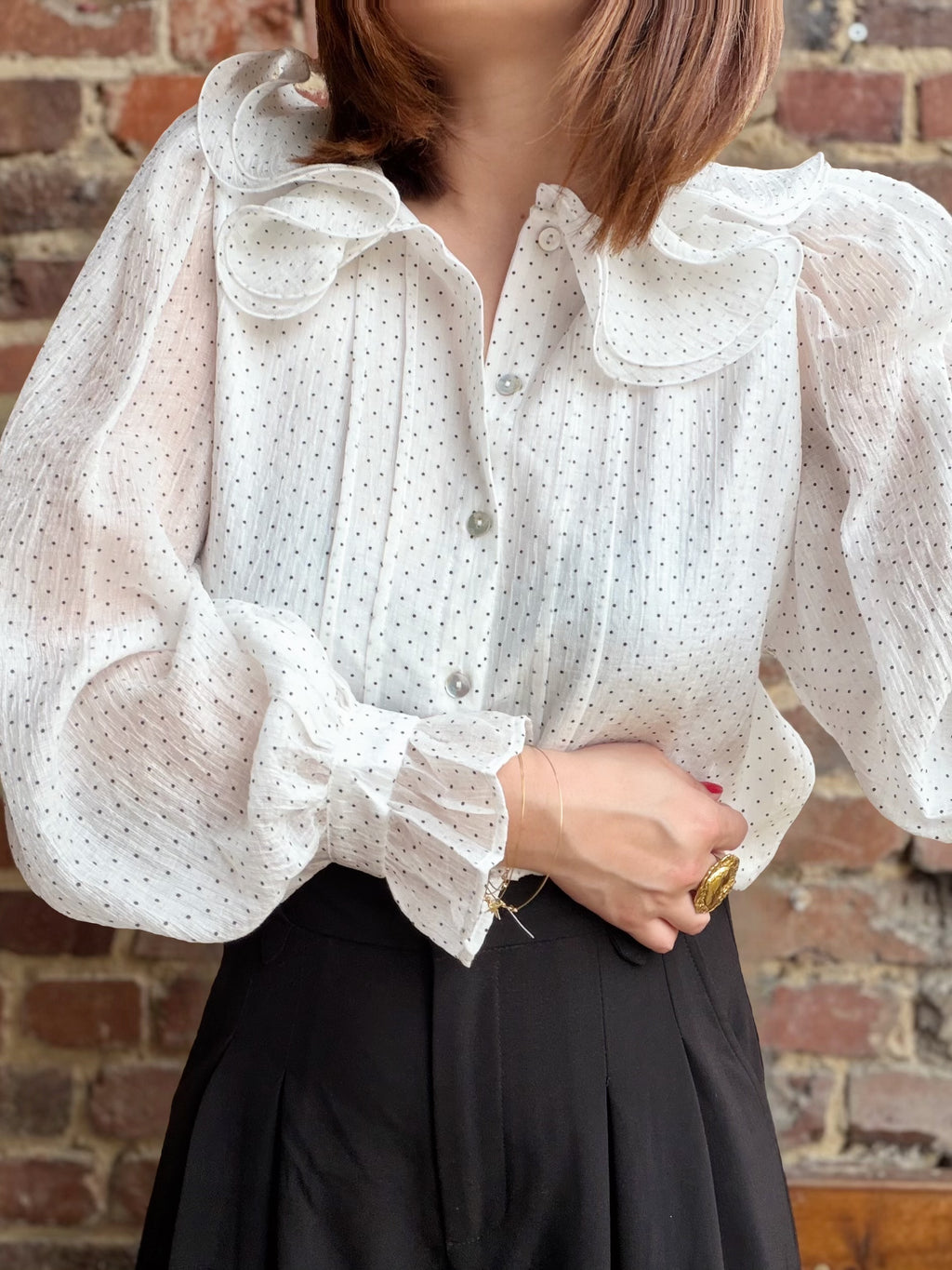 Chemise à pois et col volanté