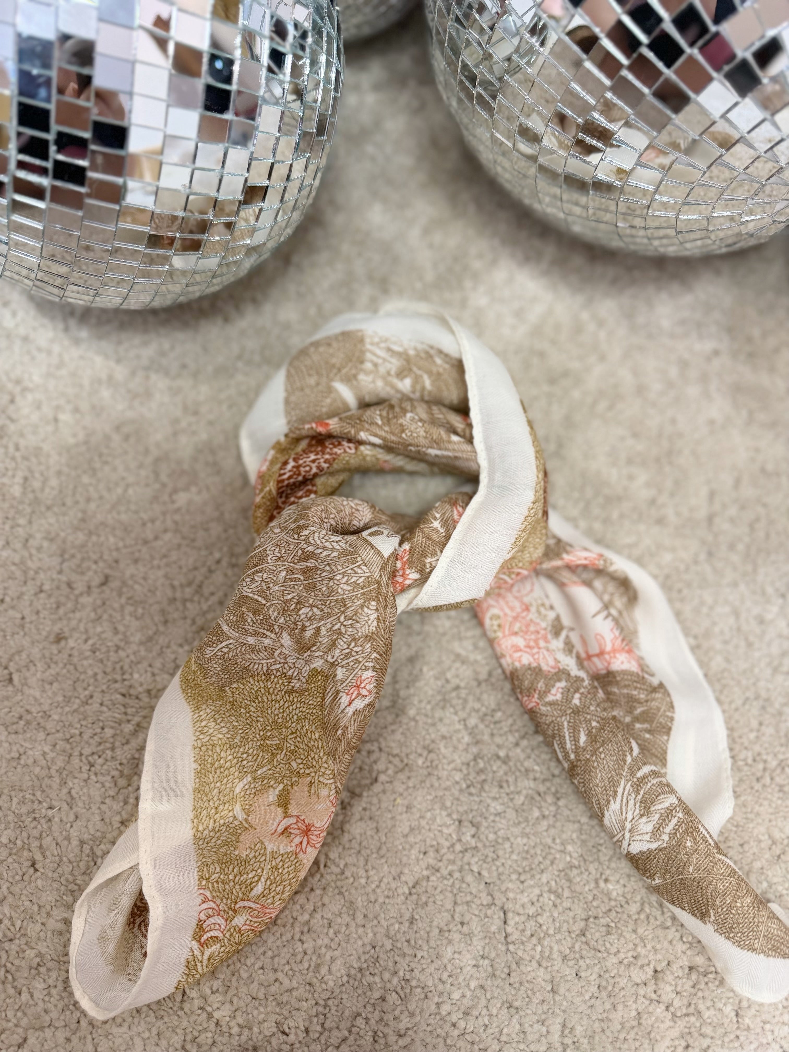 Foulard taupe et corail