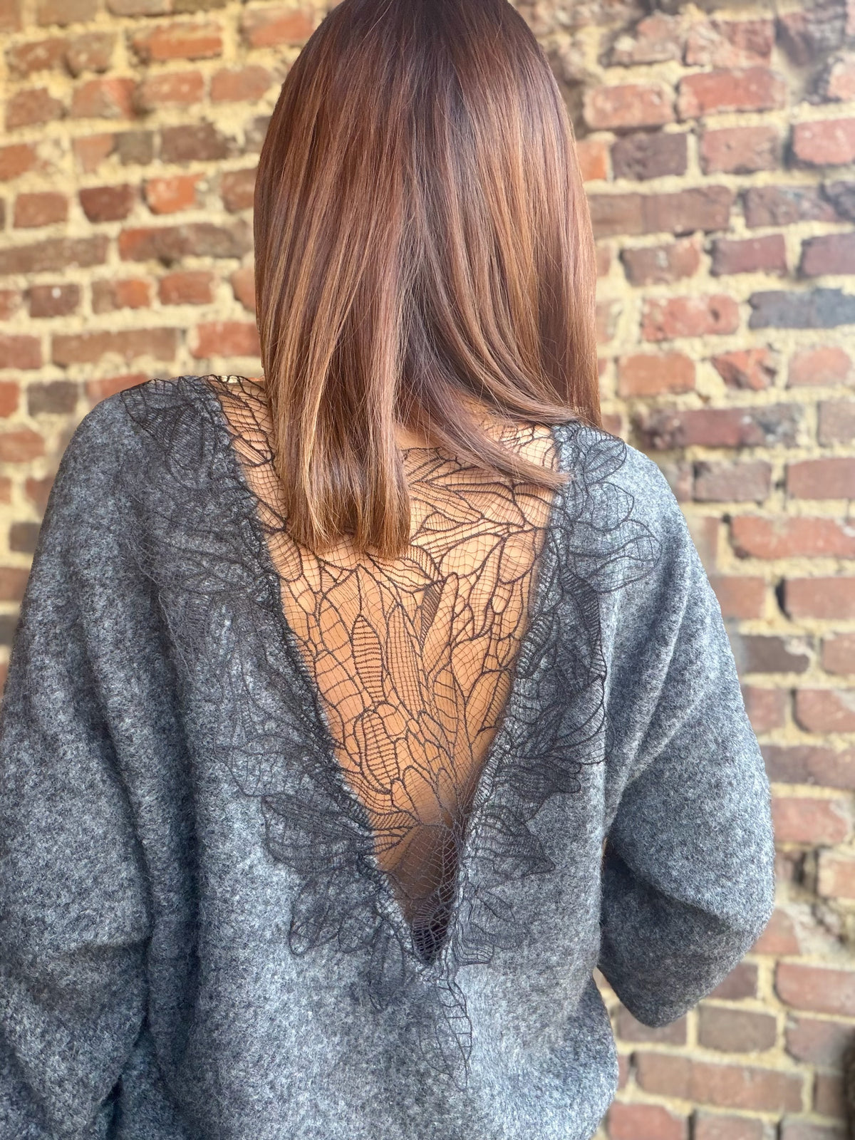 Pull gris dos dentelle