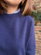 Charger l'image dans la galerie, Pull bleu avec détails chemise
