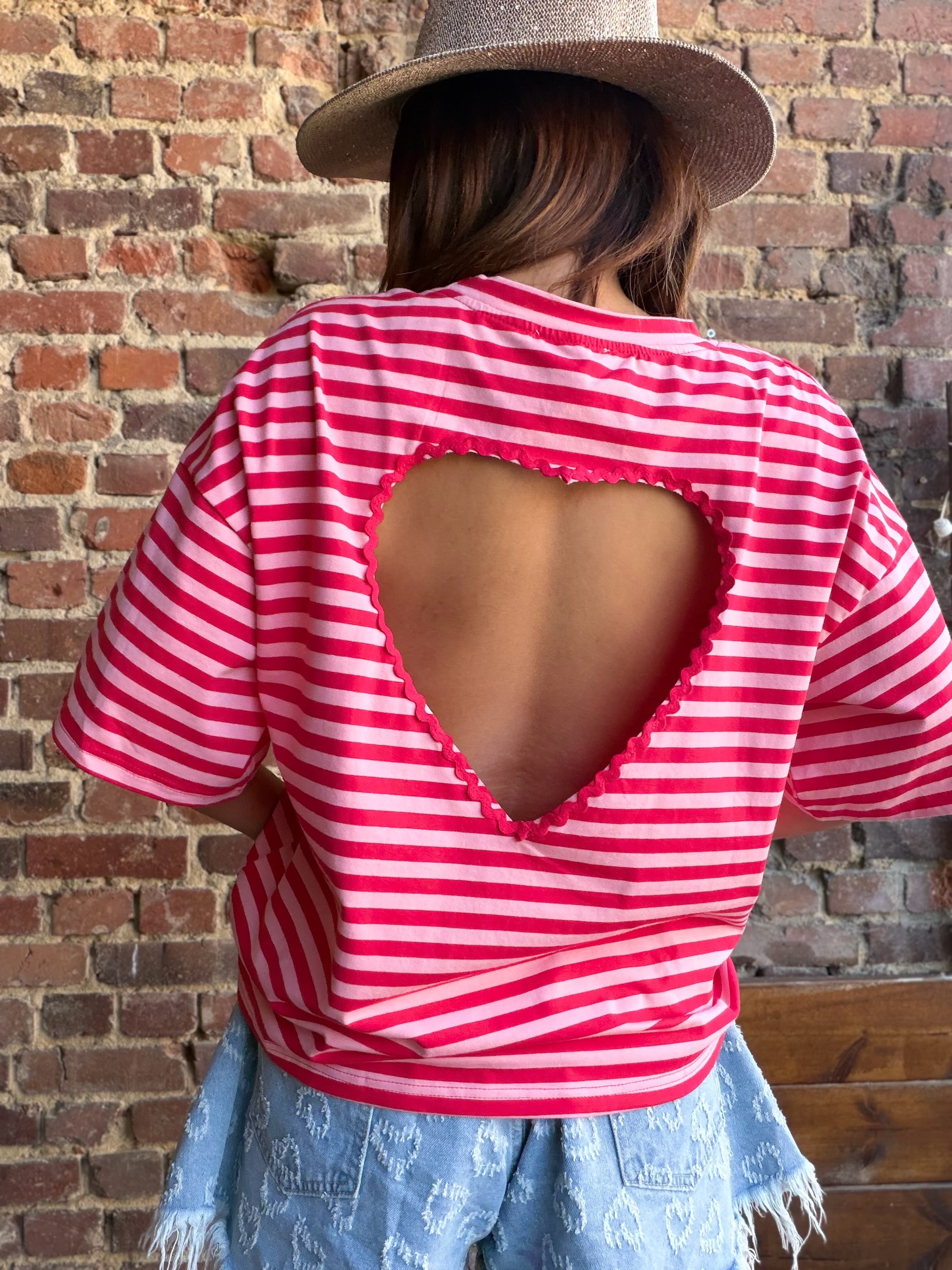 Tshirt rayé rouge et rose coeur dans le dos