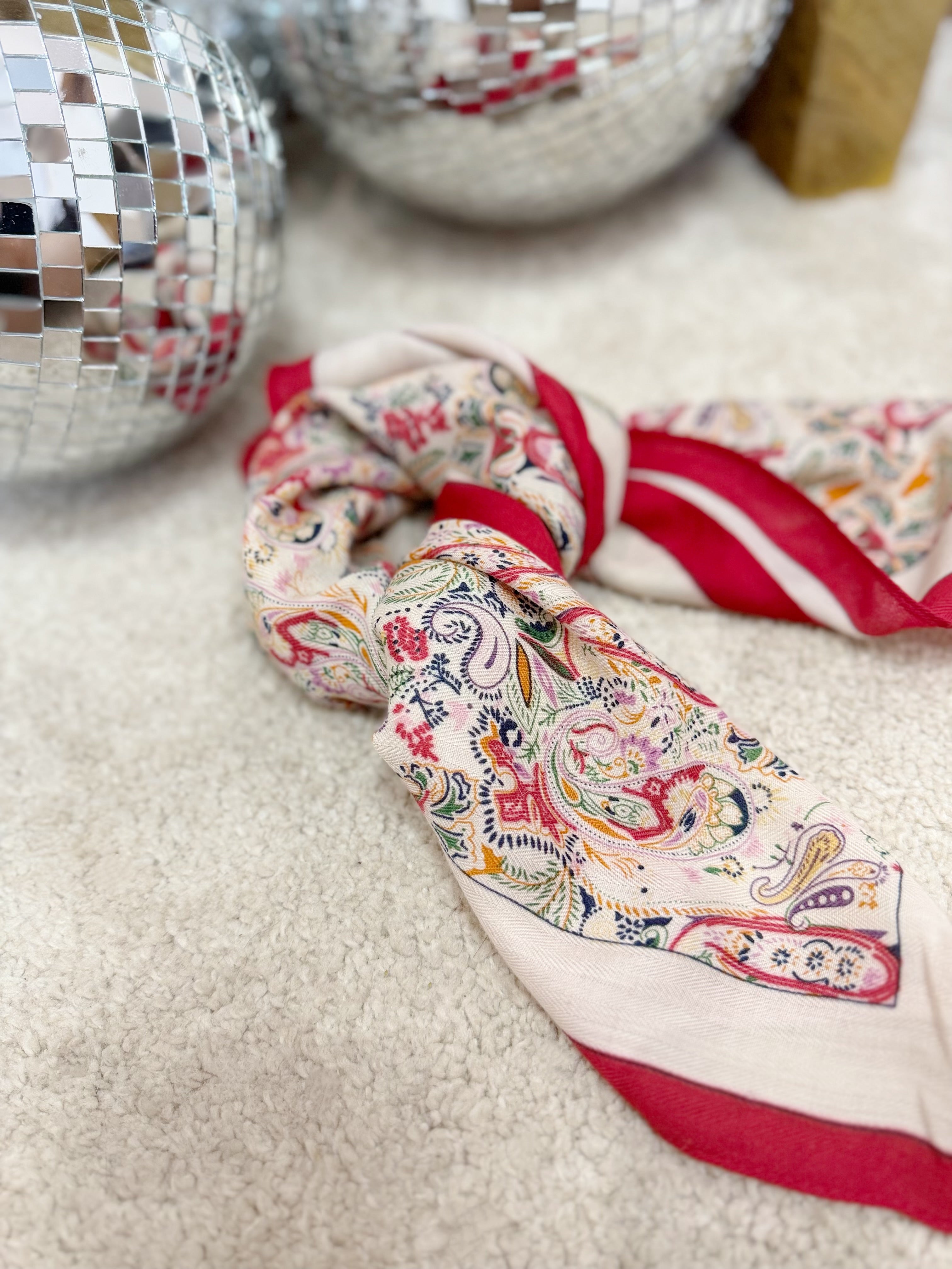 Foulard rouge et beige