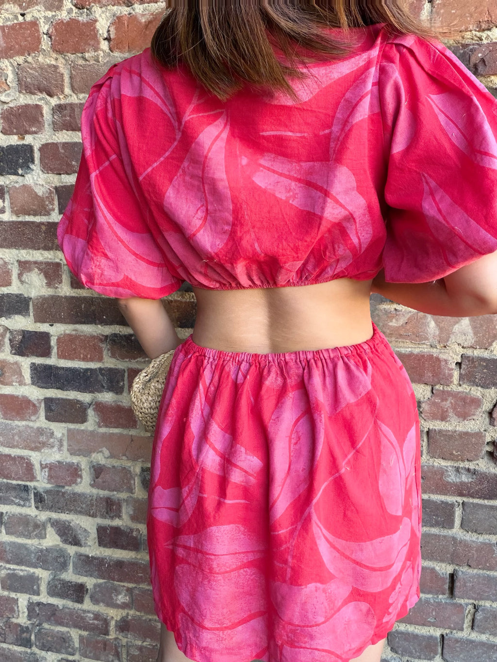Robe rouge nœud à l’avant ouverte sur les hanches