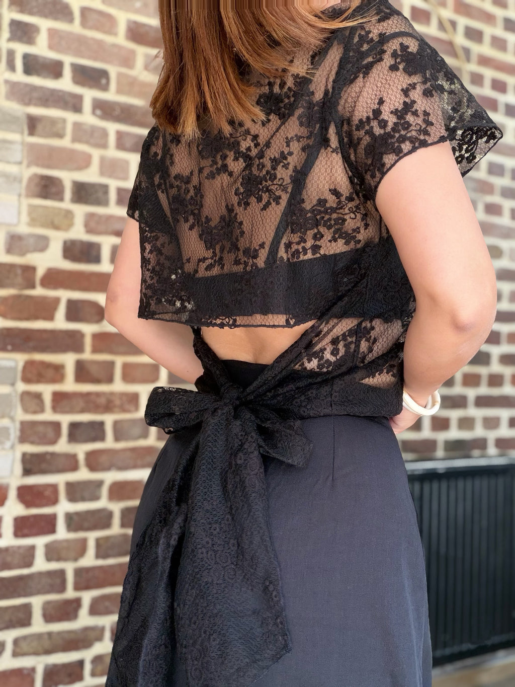 Top dentelle nœud dans le dos