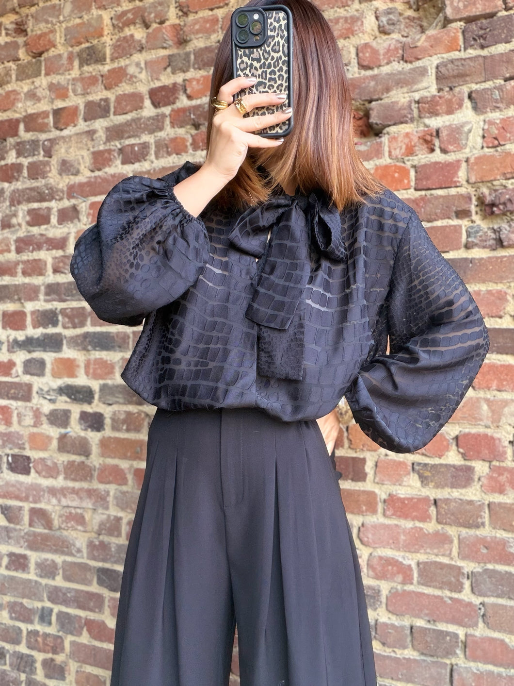 Blouse noire à nœud
