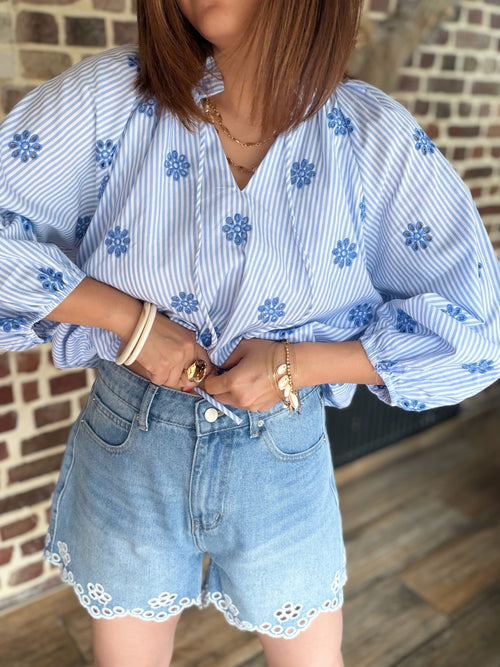 Blouse  rayures bleues et blanches à fleurs