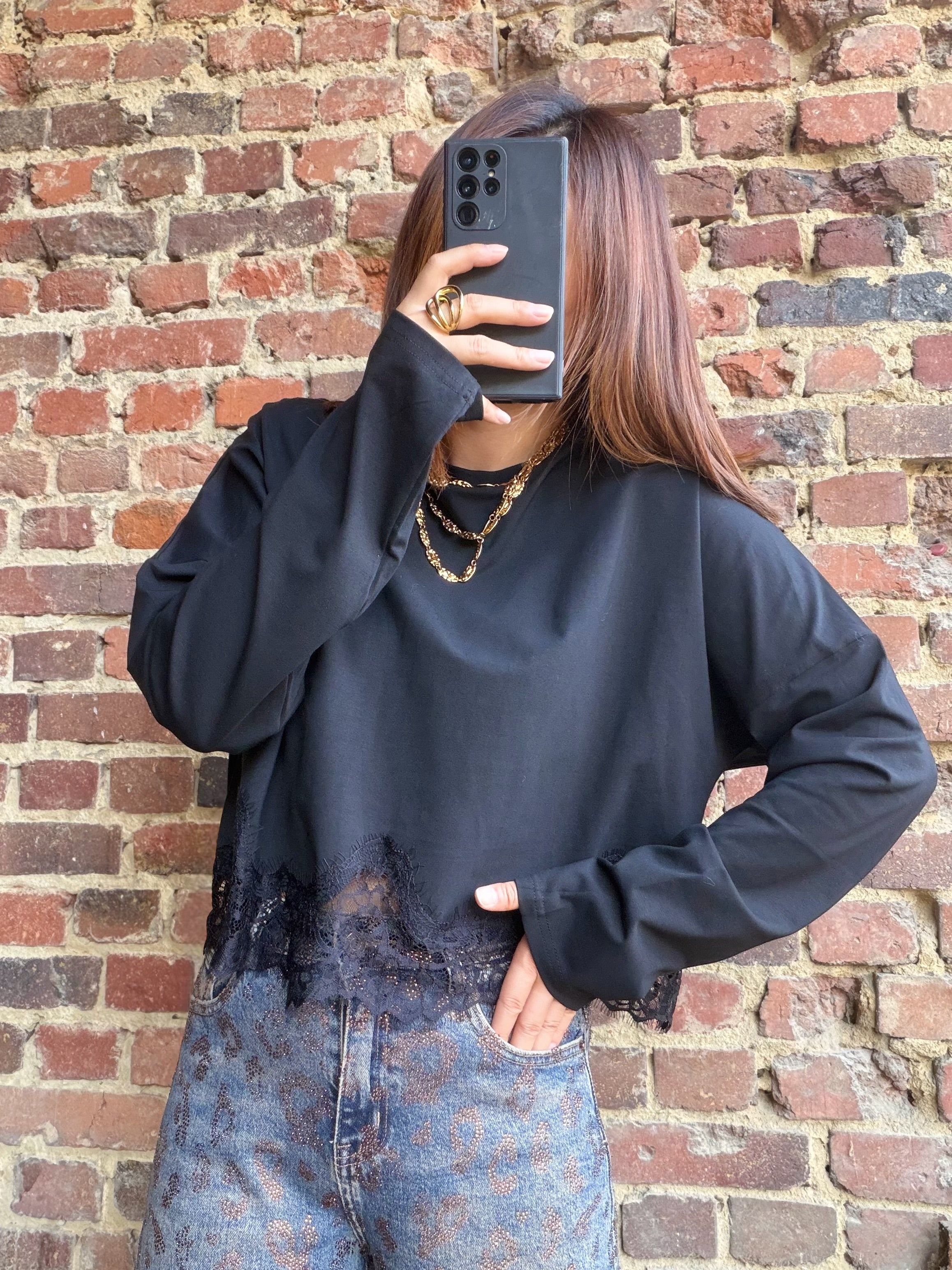 T-shirt noir  manches longues bas en dentelle