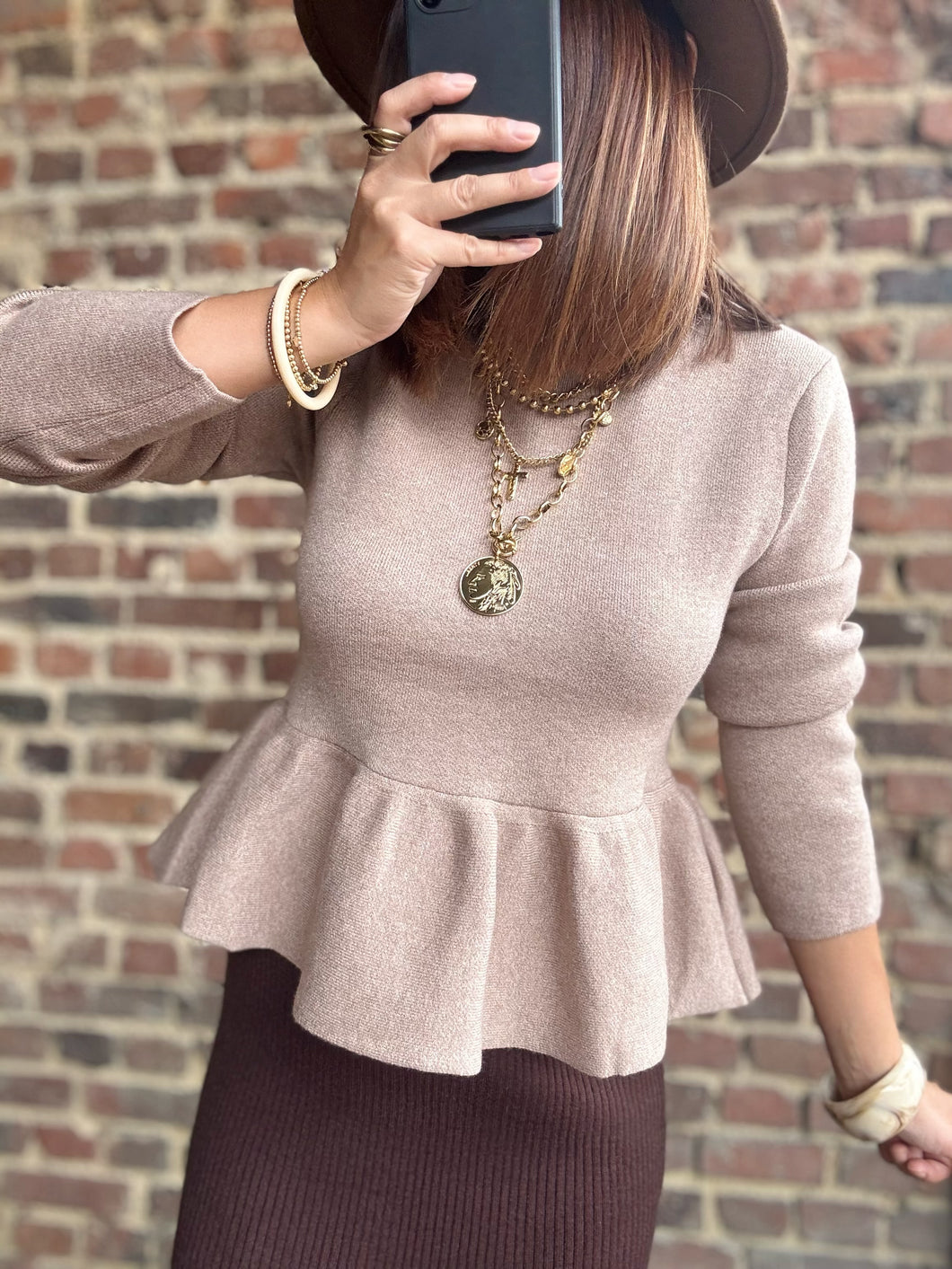 Pull taupe péplum