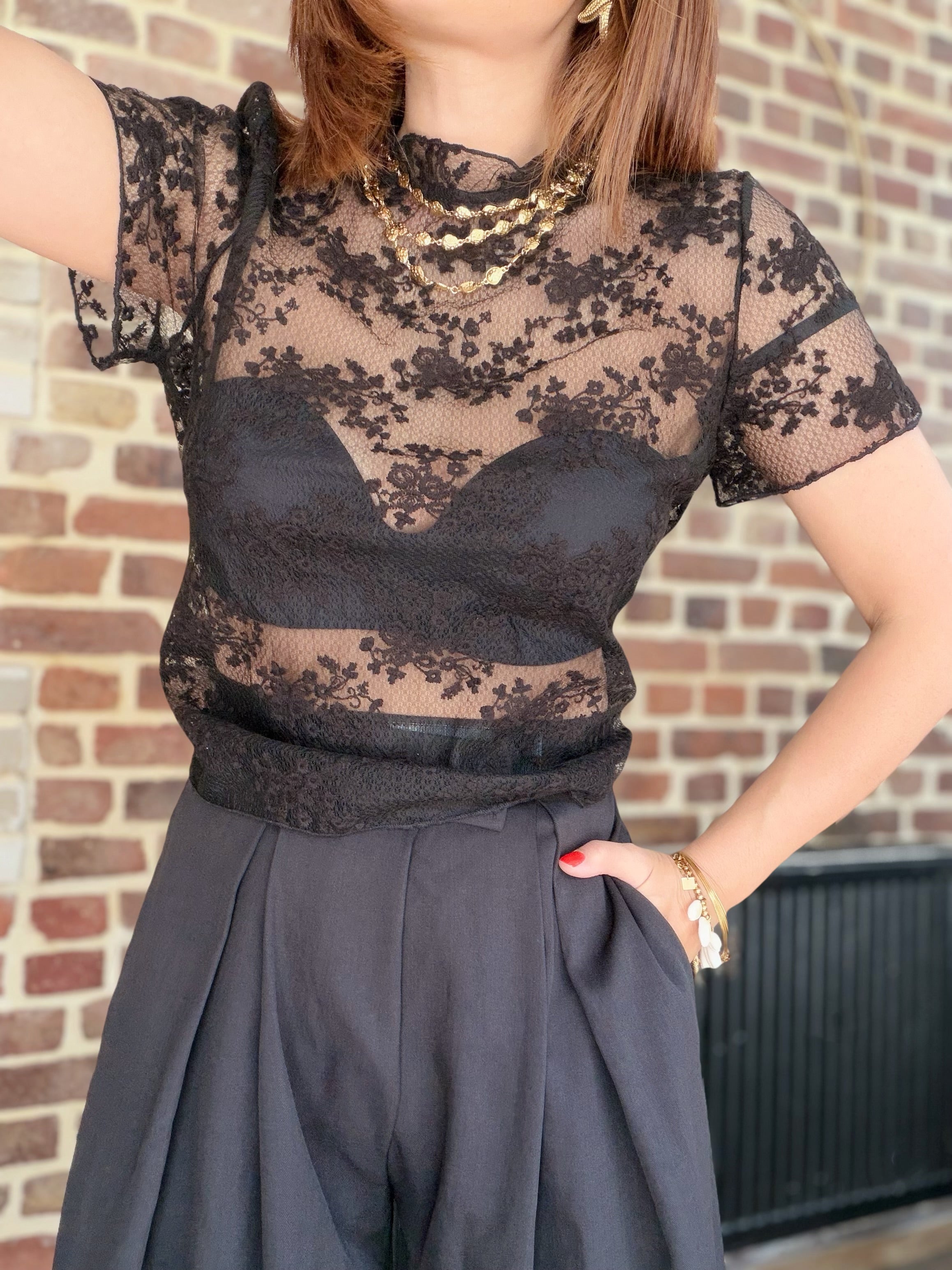 Top dentelle nœud dans le dos