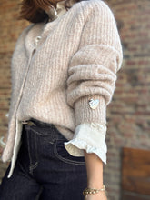 Charger l&#39;image dans la galerie, Gilet beige avec broches en forme de cœur
