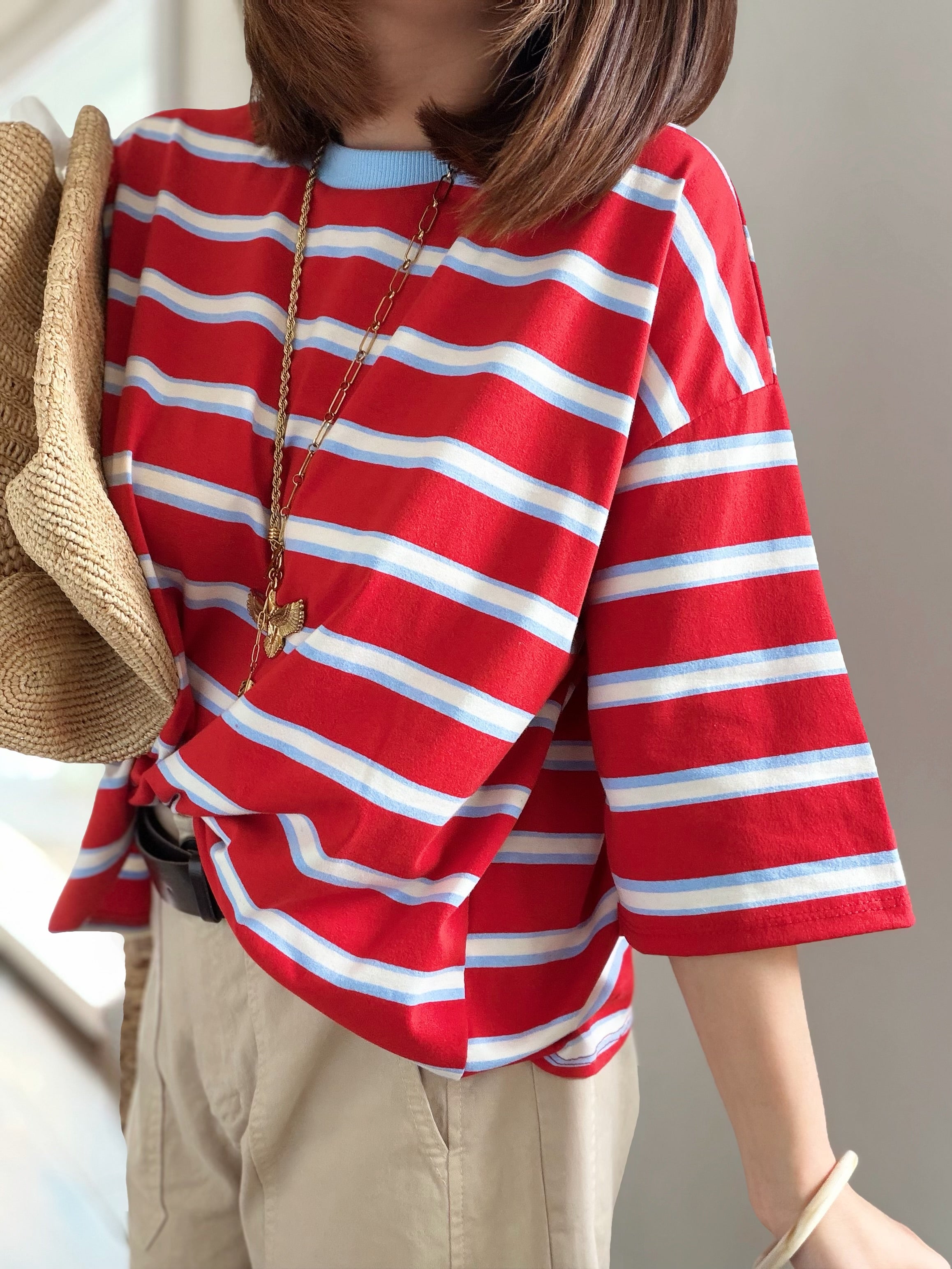 T-shirt rouge  à rayures bleu ciel et blanc