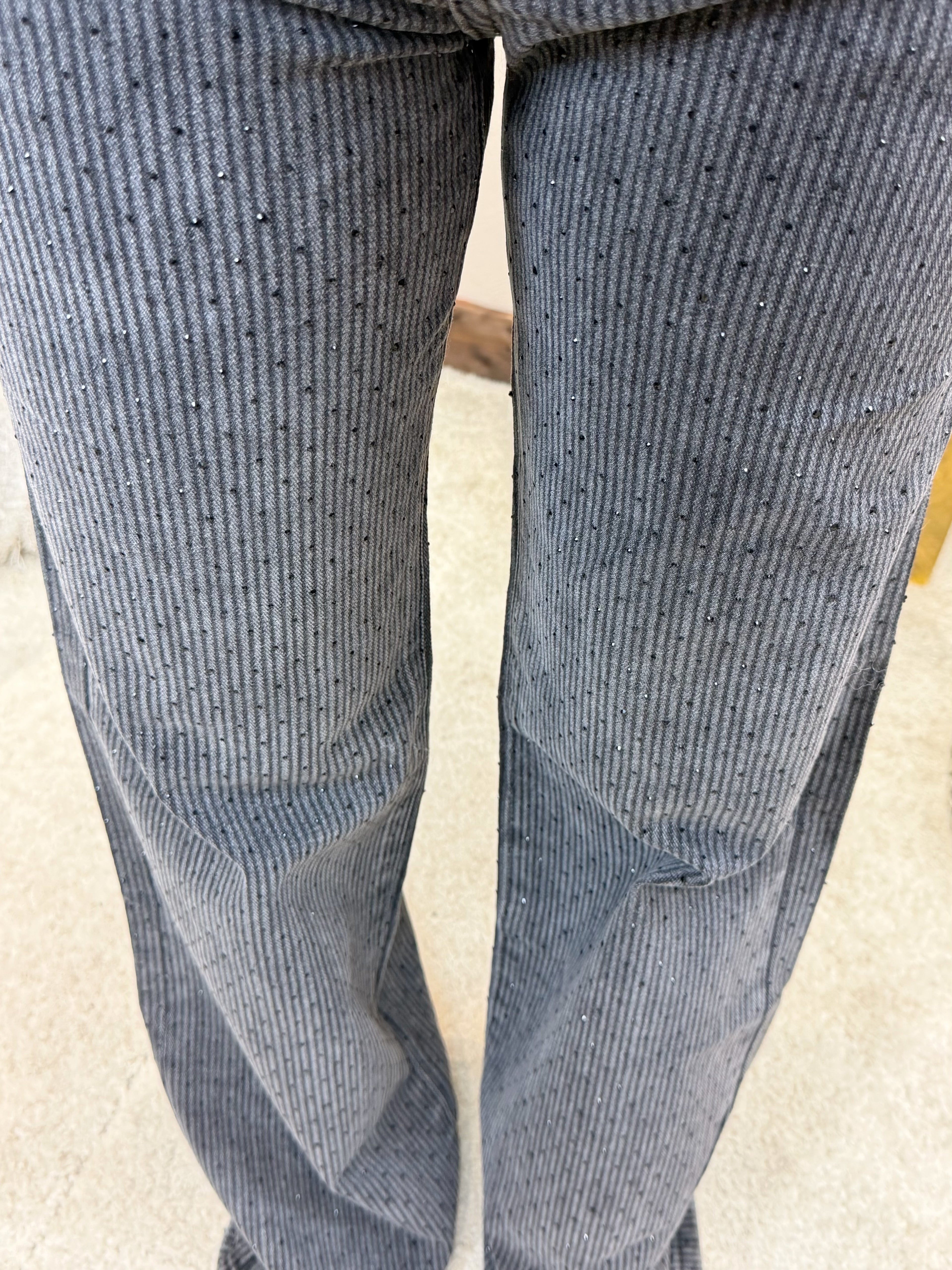 Jean gris à rayures avec strass noirs