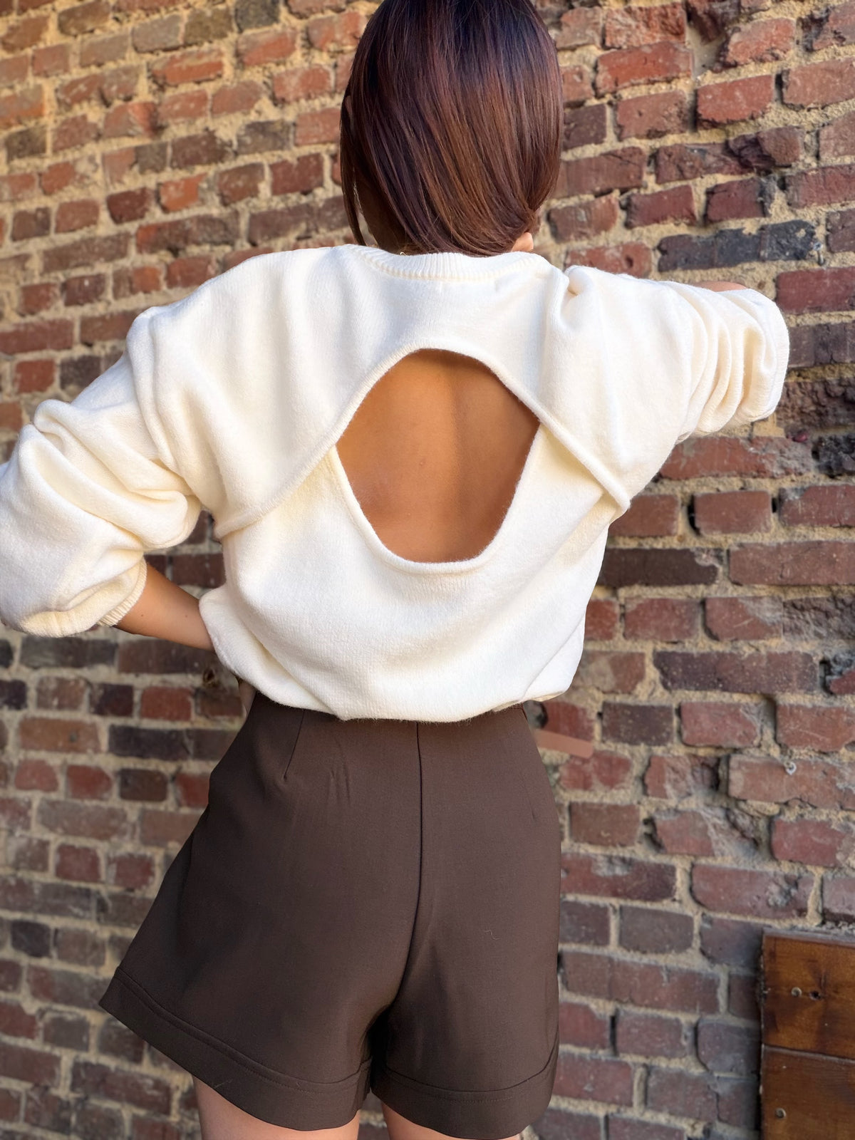 Pull écru avec détail ouvert dans le dos