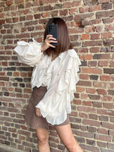 Charger l&#39;image dans la galerie, Blouse écrue transparente à volants
