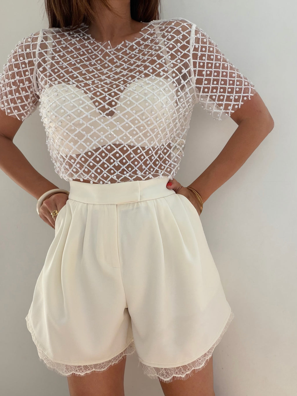 Top court blanc à perles et à sequins