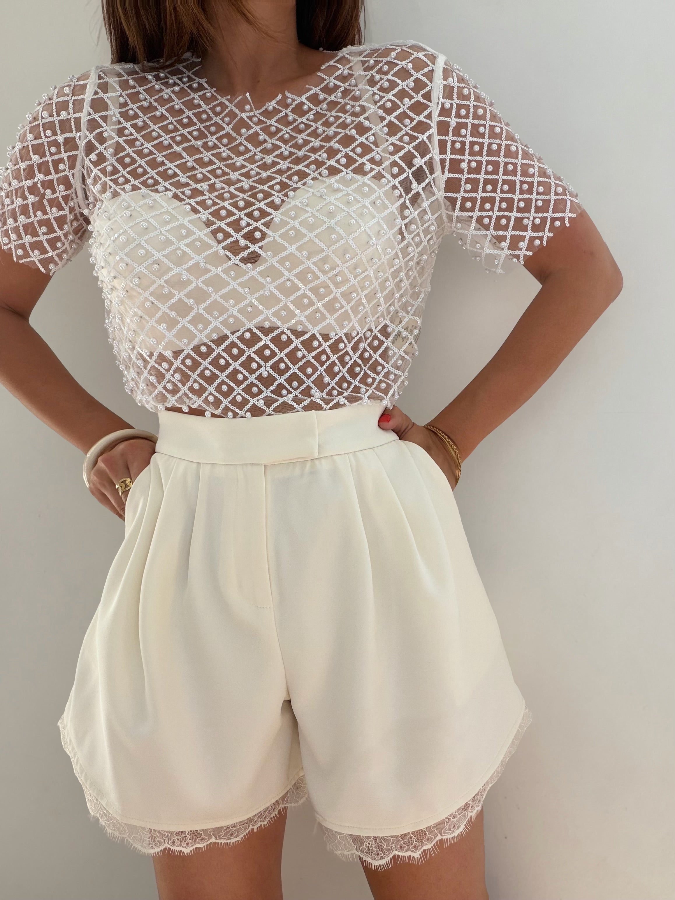 Top court blanc à perles et à sequins