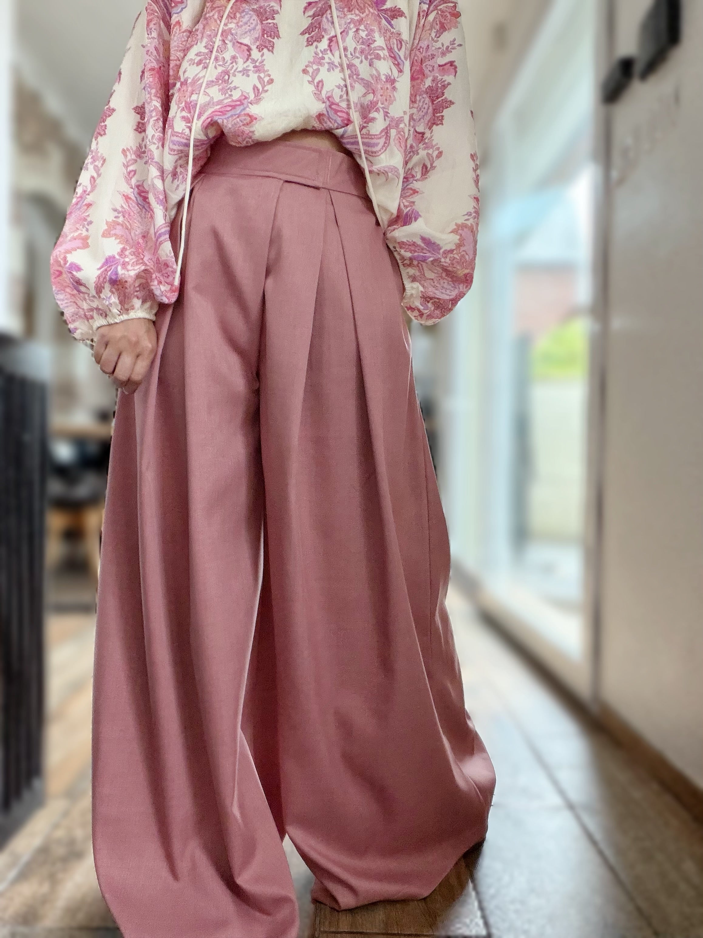 Pantalon large rose à scratch