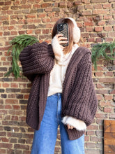 Charger l'image dans la galerie, Gilet oversize choco à grosses mailles
