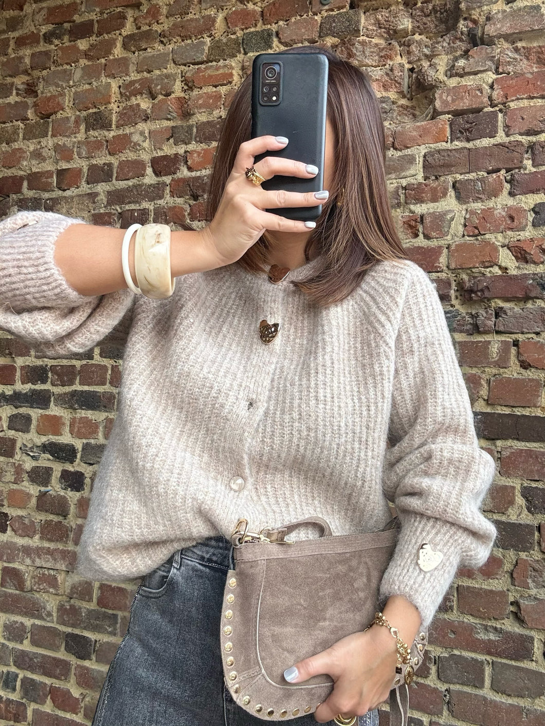 Gilet beige avec broches en forme de cœur